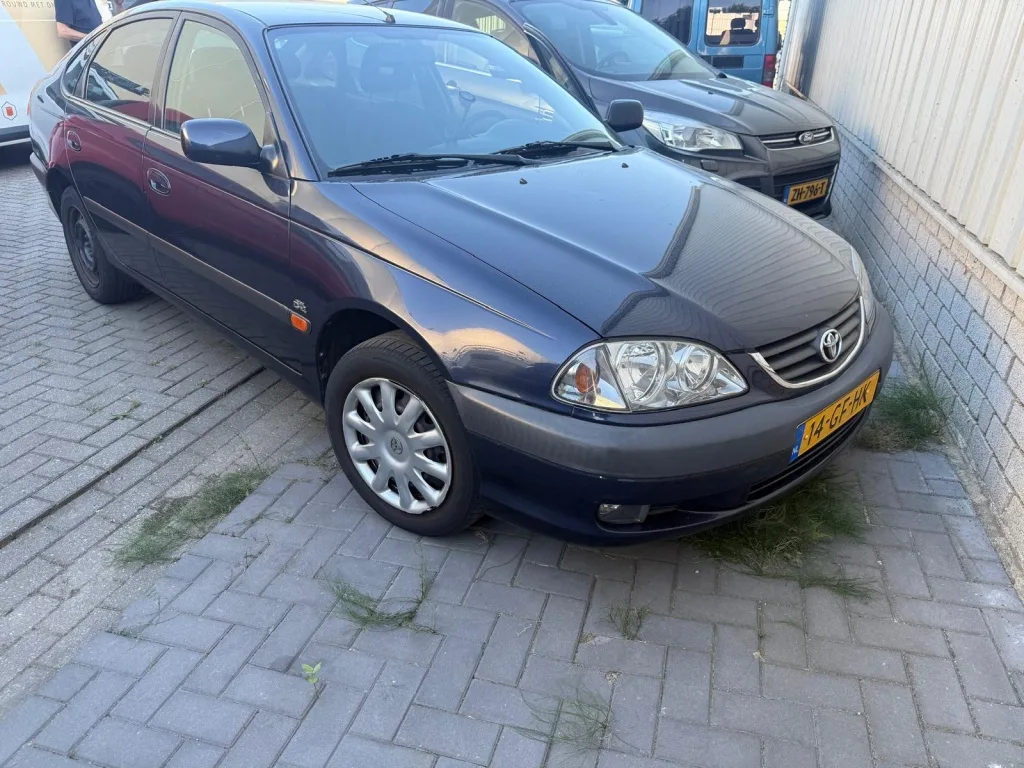 Toyota Avensis (2000) — foto 1
