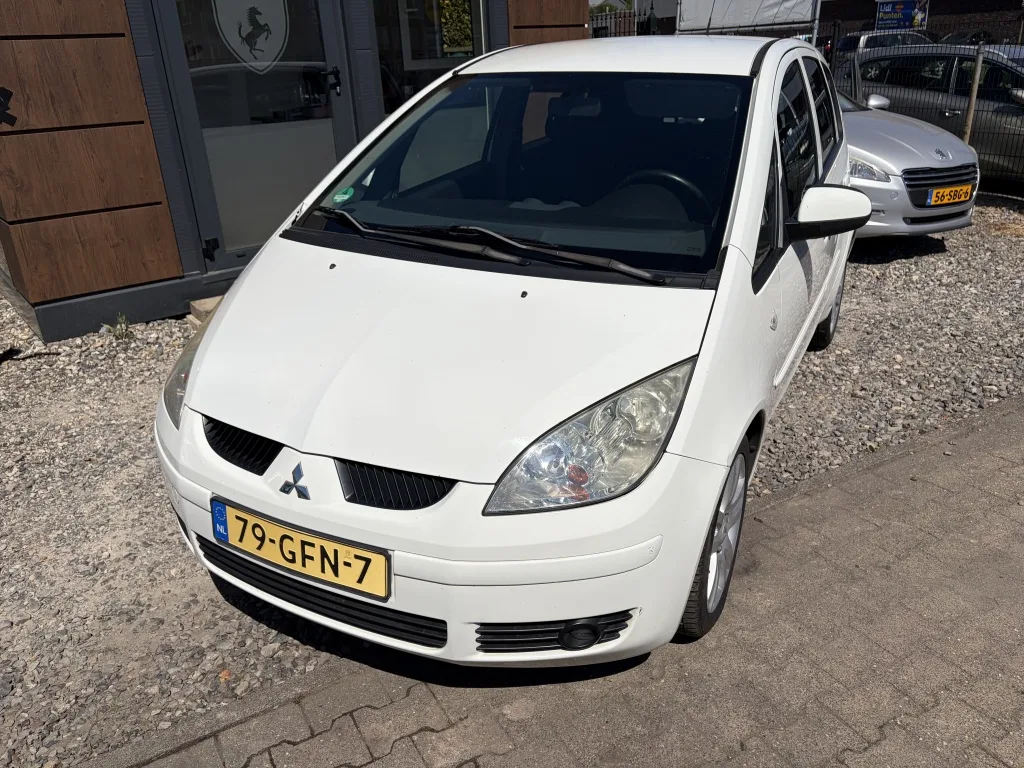 Mitsubishi Colt (2008) — foto 1