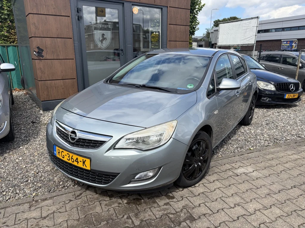 Opel Astra (2010) — foto 1