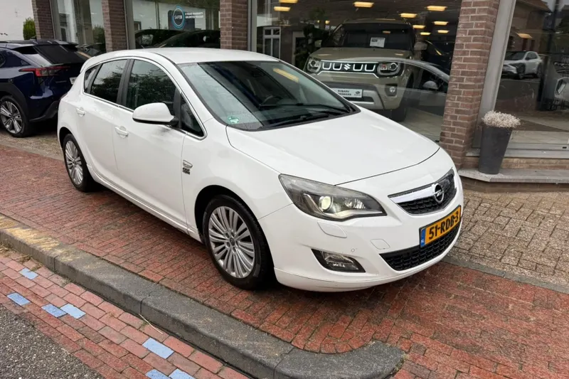 Opel Astra (2011)