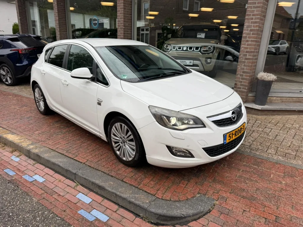 Opel Astra (2011) — foto 1