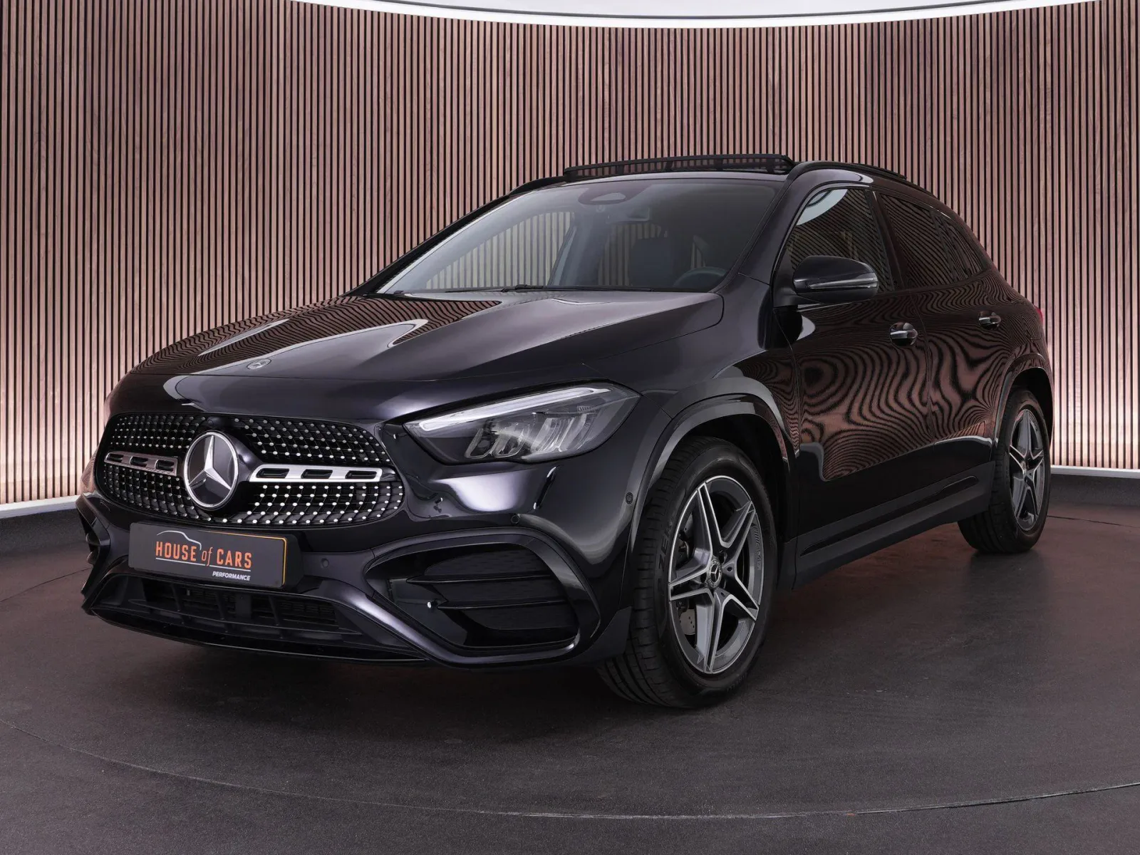 Mercedes-Benz GLA (2024) — foto 1