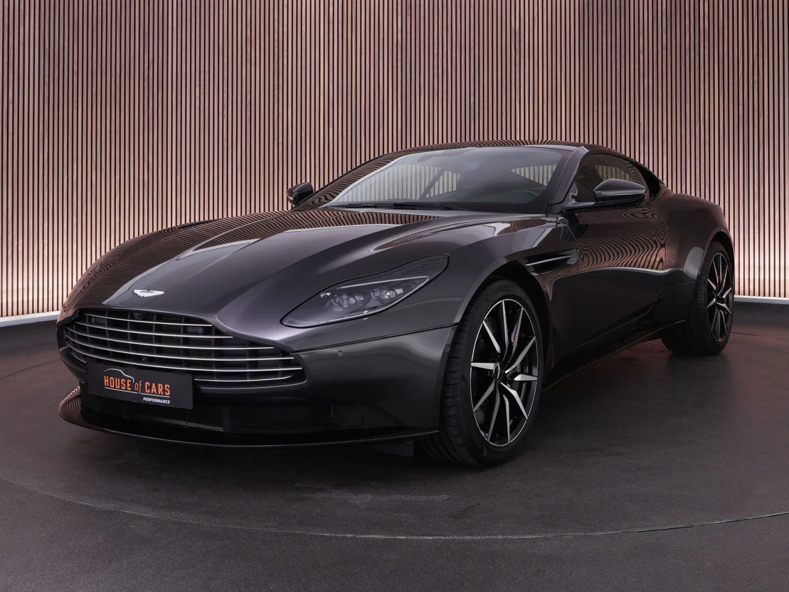 Aston Martin DB11 (2018) — foto 1