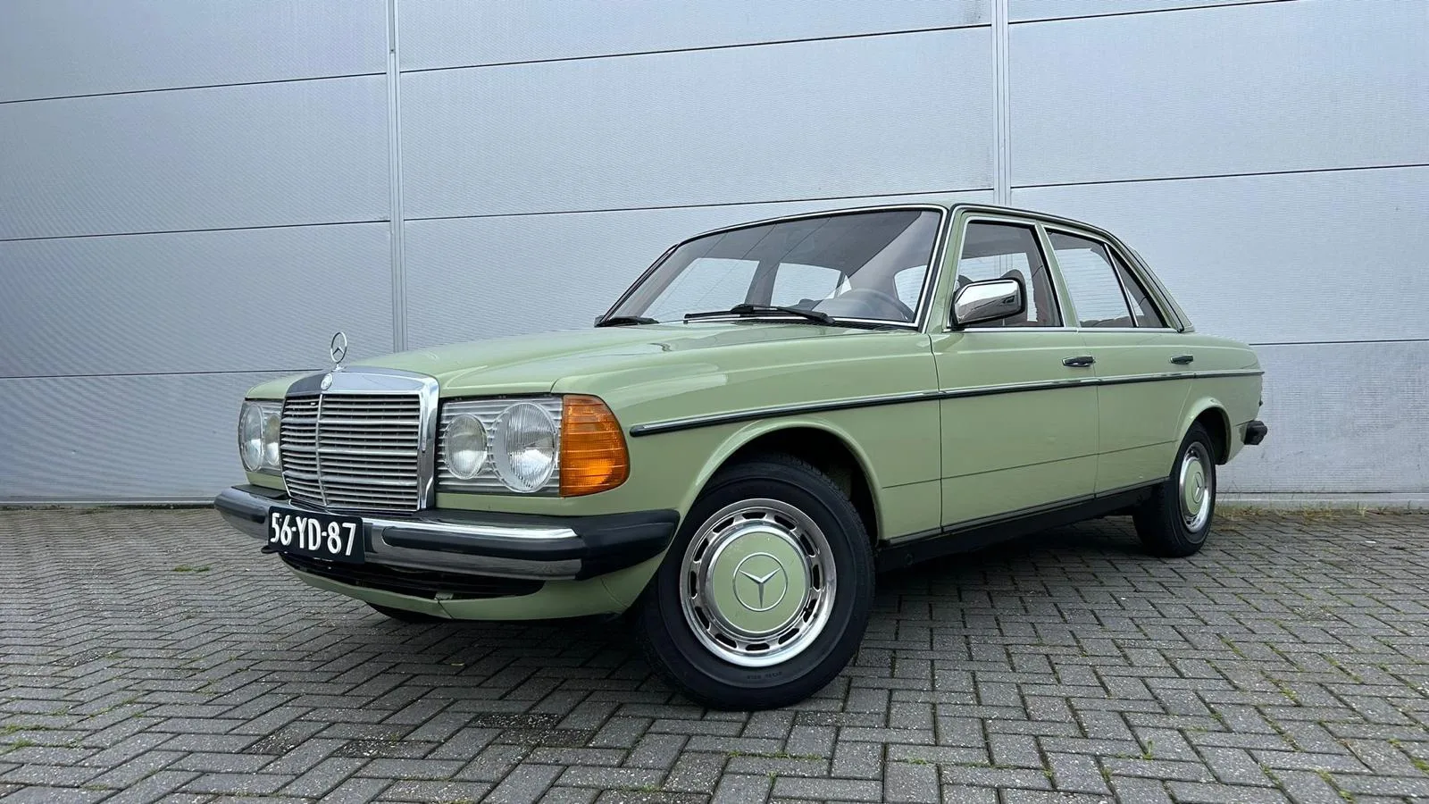 Mercedes-Benz 200-Serie (1977) — foto 1