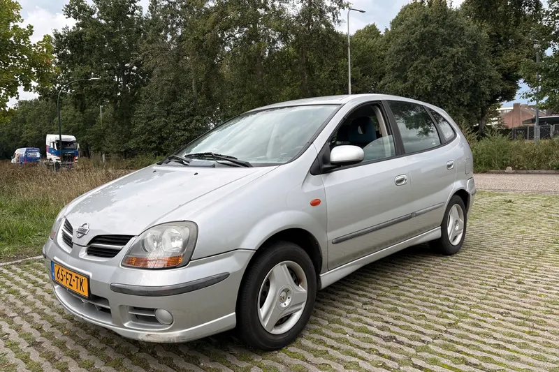 Nissan Almera Tino (2000)