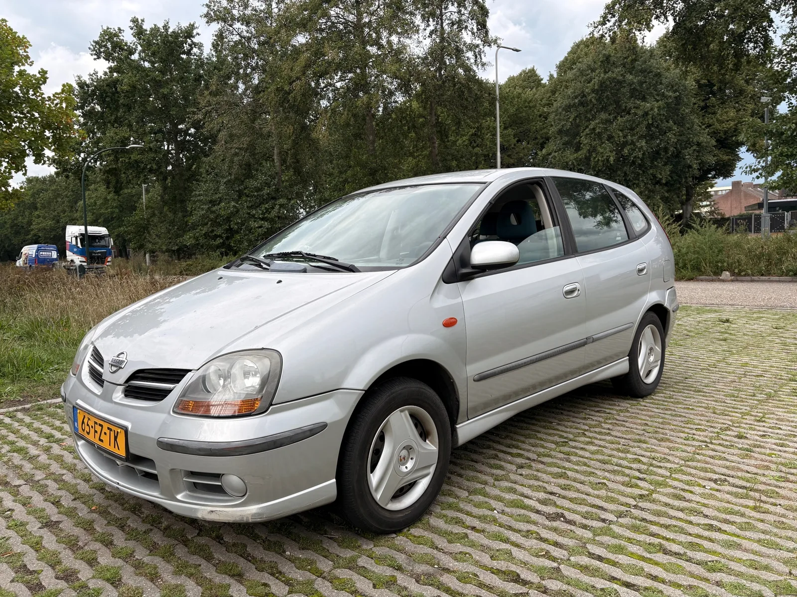 Nissan Almera Tino (2000) — foto 1