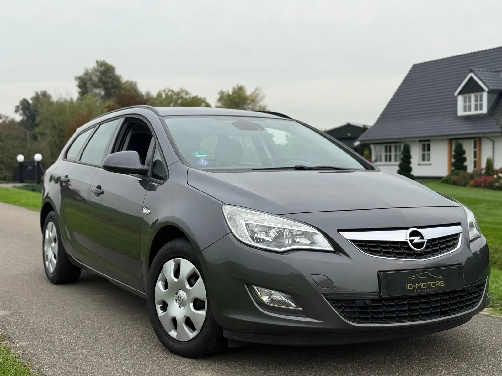 Opel Astra (2011) — foto 1