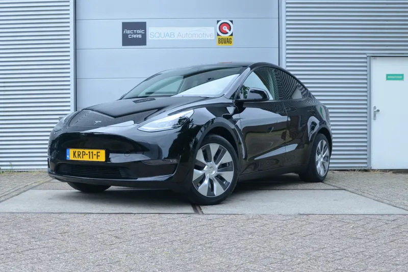 Tesla Model Y (2023)