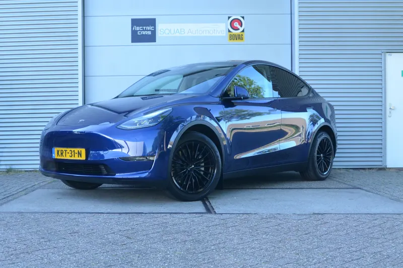 Tesla Model Y (2024)