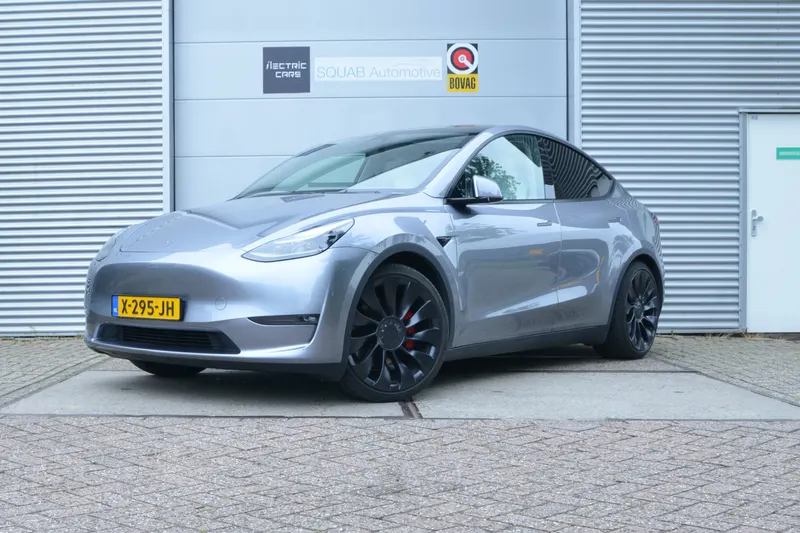 Tesla Model Y (2023)