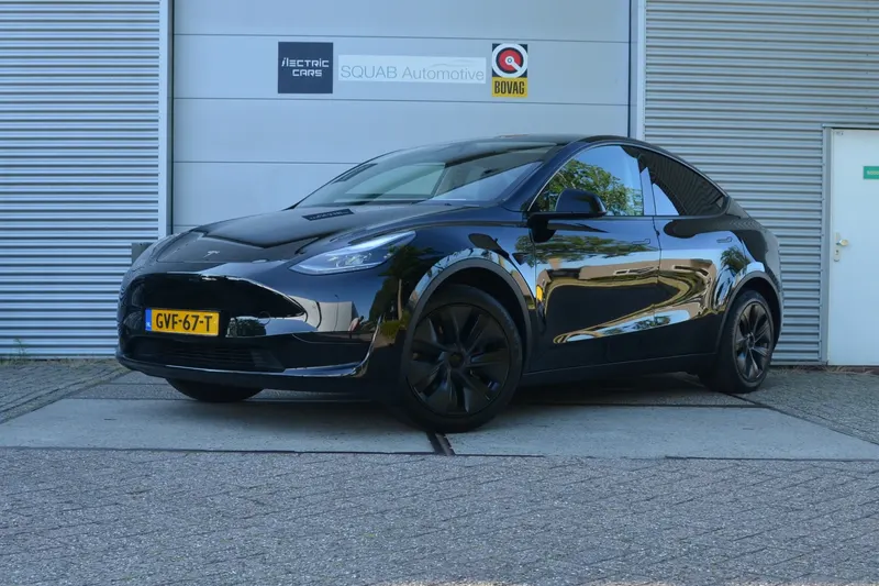 Tesla Model Y (2024)