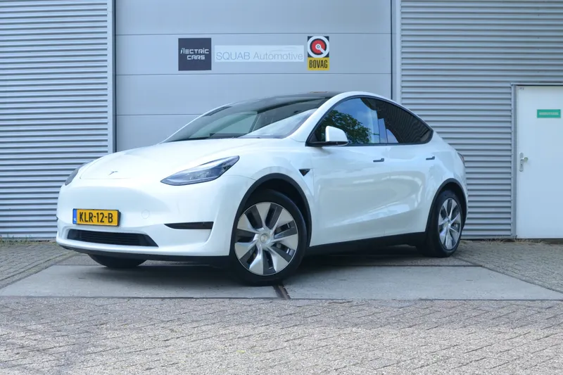 Tesla Model Y (2024)