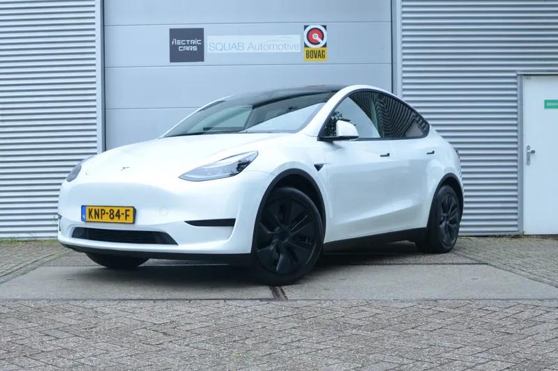 Tesla Model Y (2024)
