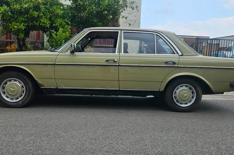 Mercedes-Benz 200-280 (1984)