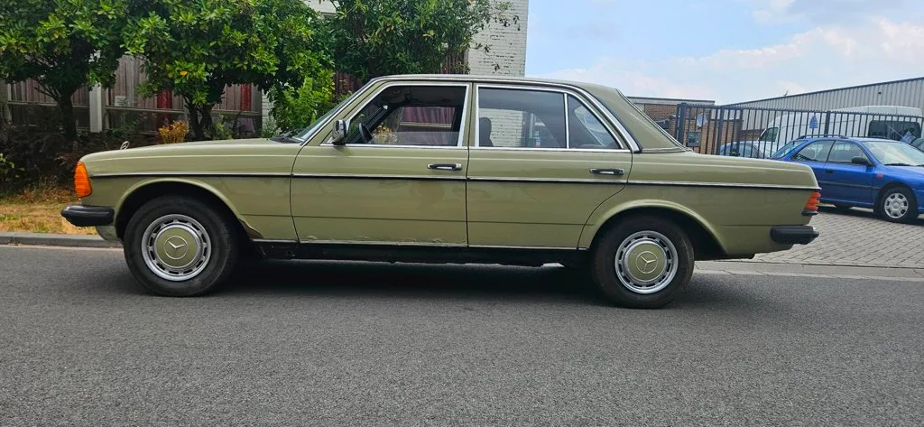 Mercedes-Benz 200-280 (1984) — foto 1
