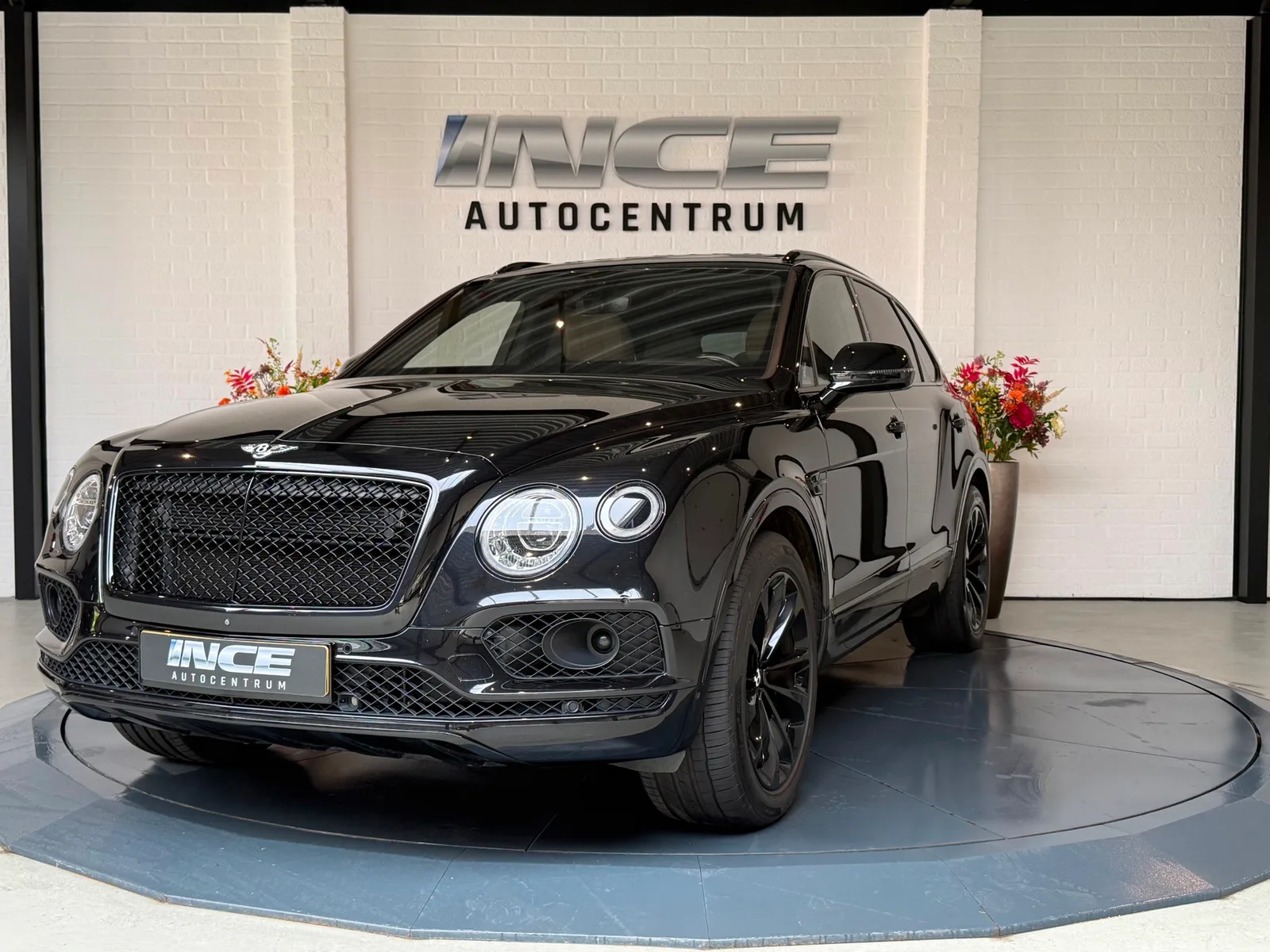 Bentley Bentayga (2018) — foto 1
