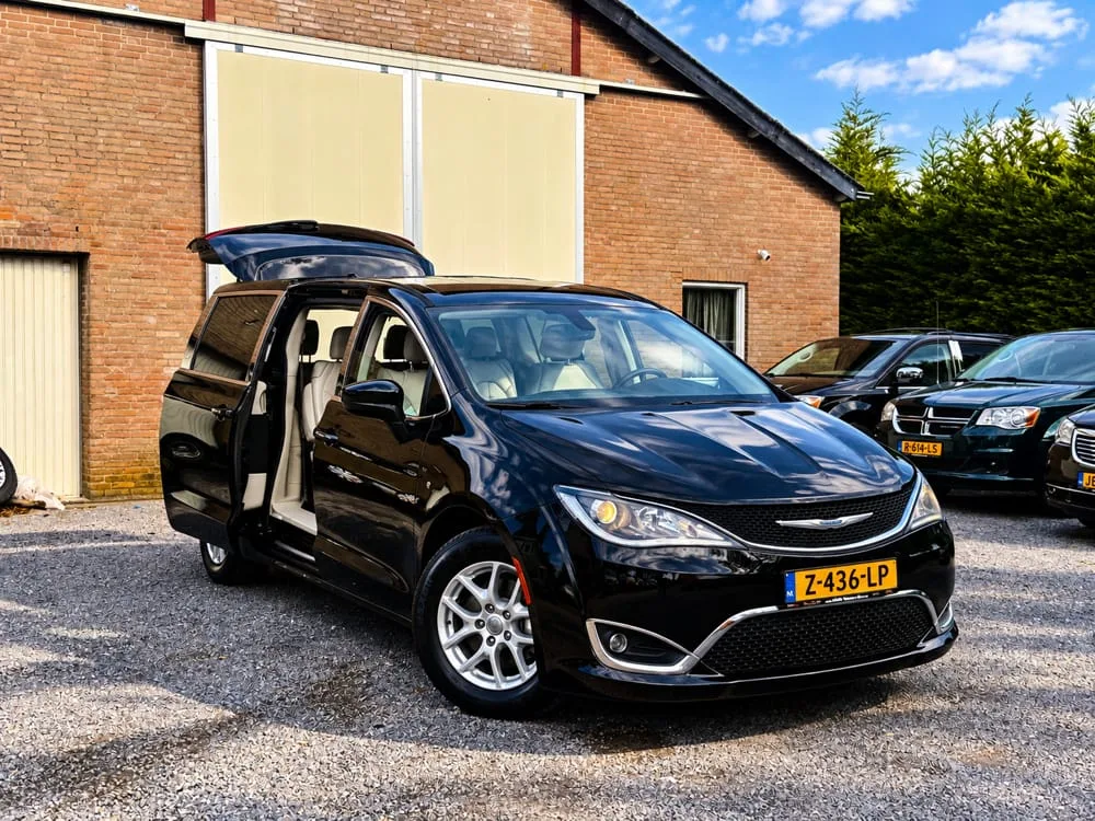 Chrysler Pacifica (2017) — foto 1
