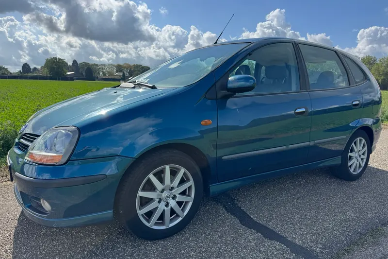 Nissan Almera Tino (2003)
