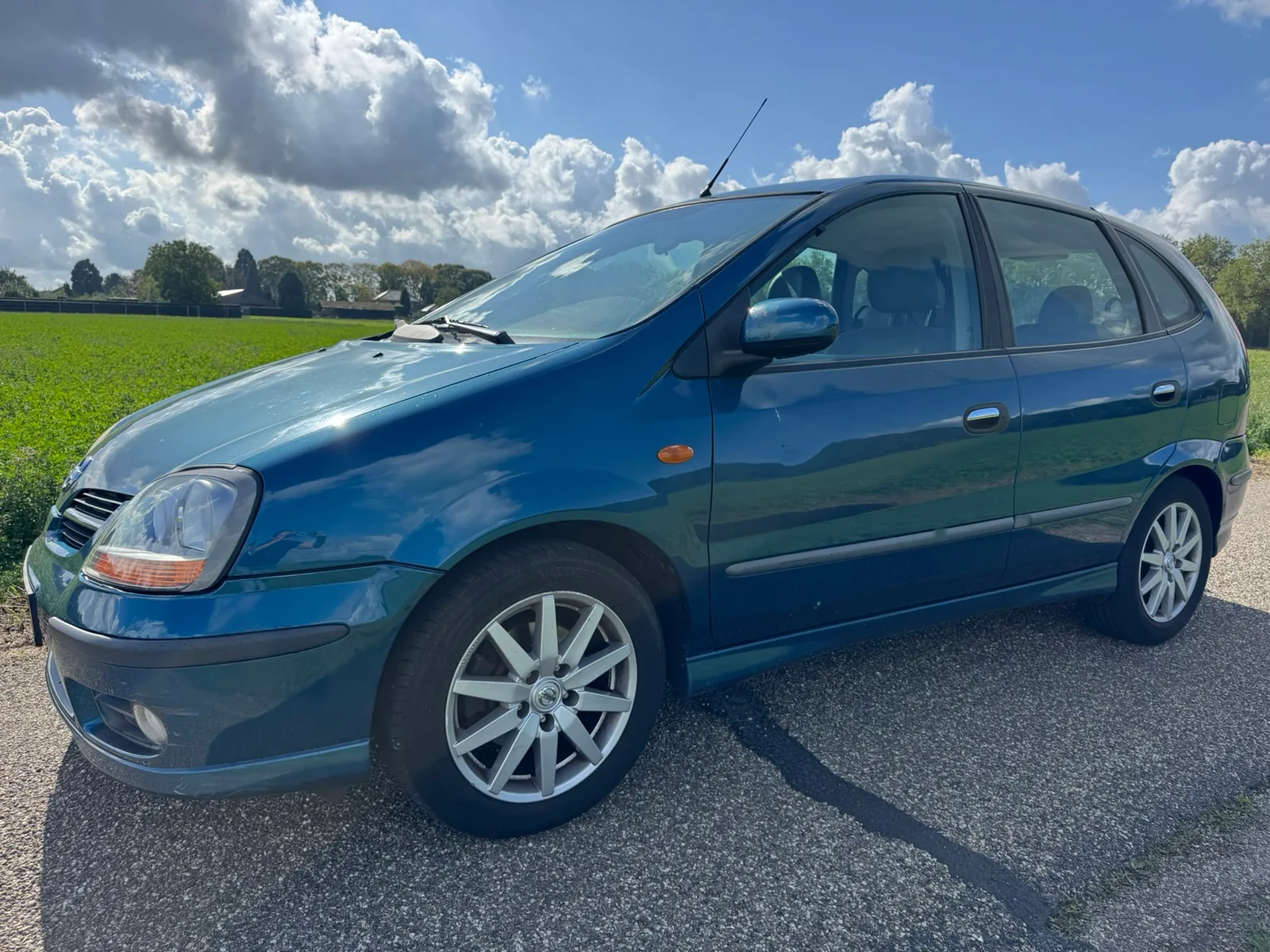 Nissan Almera Tino (2003) — foto 1
