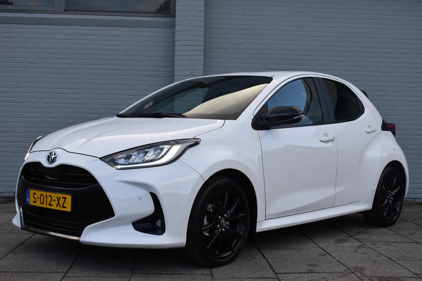 Toyota Yaris (2023) — foto 1
