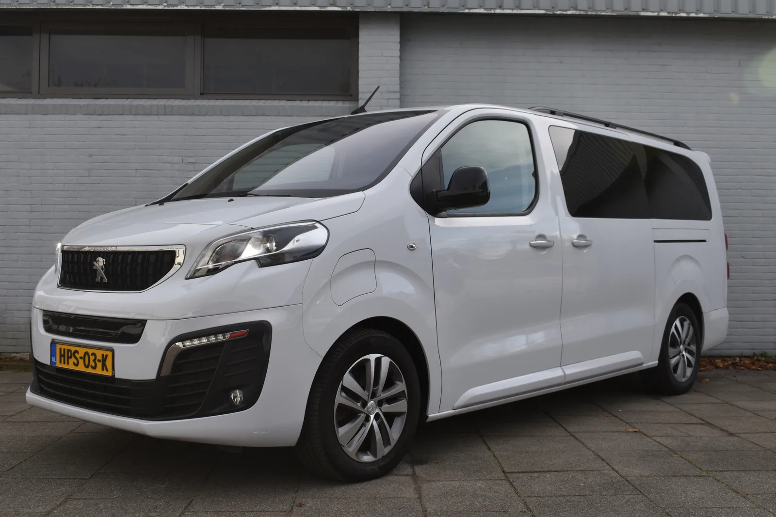 Peugeot E-Traveller (2022) — foto 1