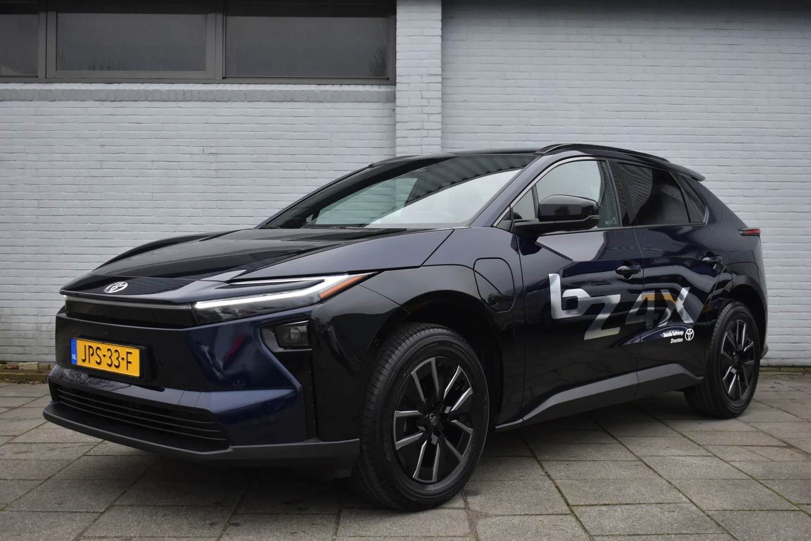Toyota bZ4X (2025) — foto 1