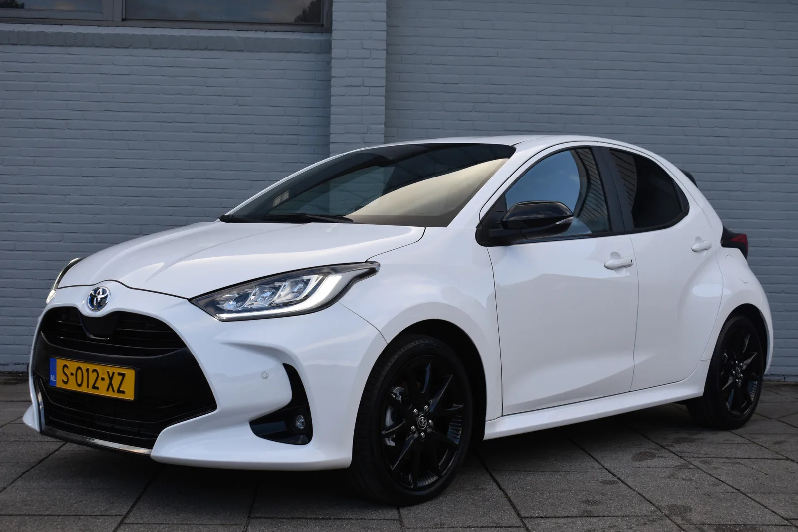 Toyota Yaris (2023) — foto 1