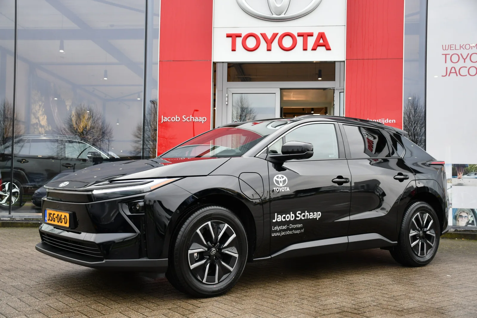 Toyota bZ4X (2025) — foto 1