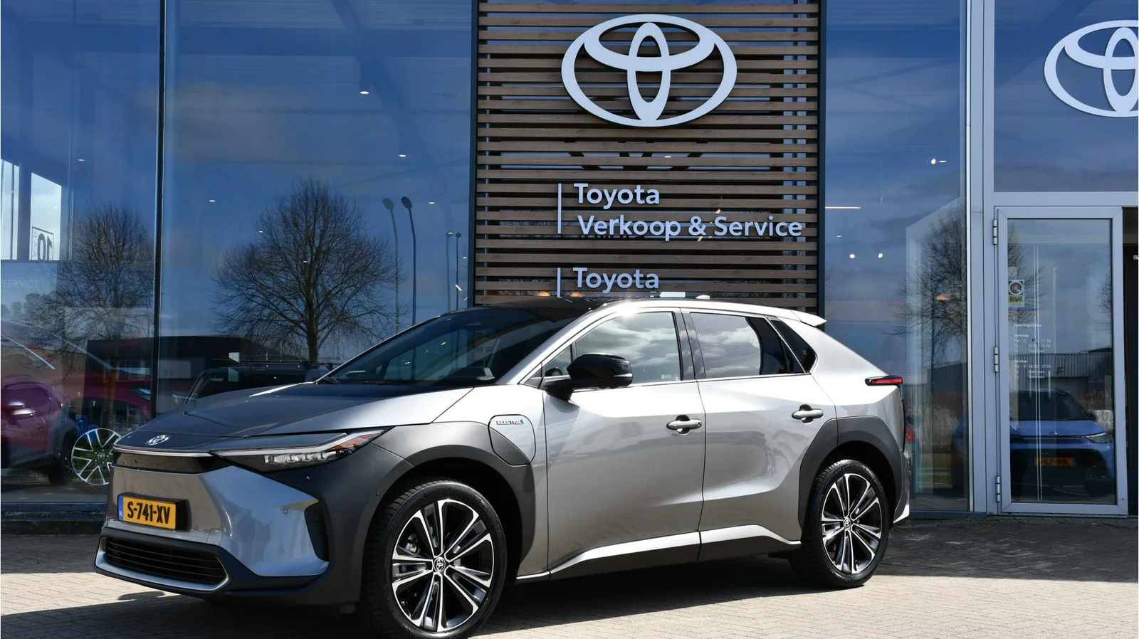 Toyota bZ4X (2023) — foto 1