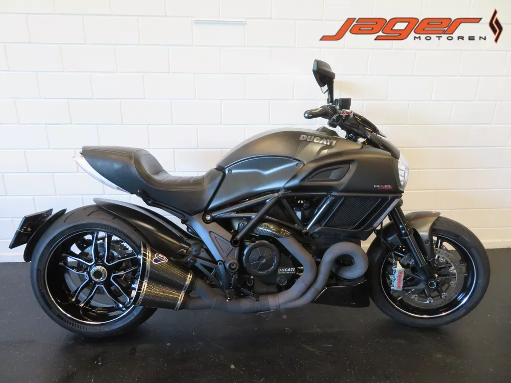 Ducati Diavel Carbon (2017) — foto 1