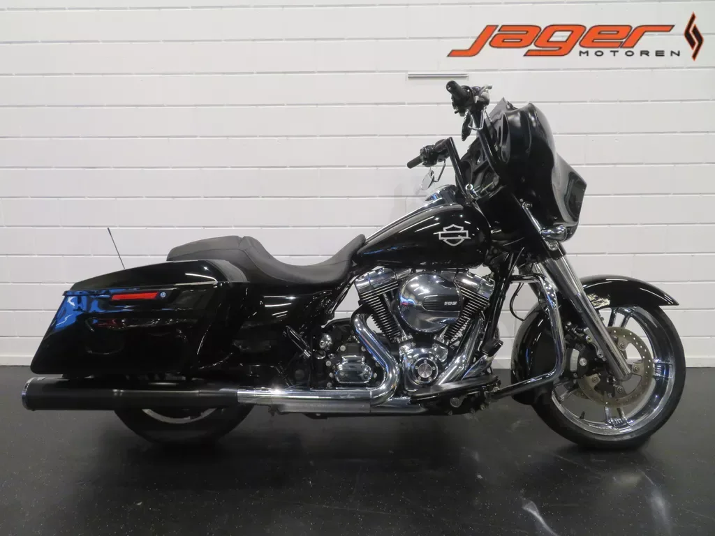 Harley-Davidson Street Glide (2016) — foto 1