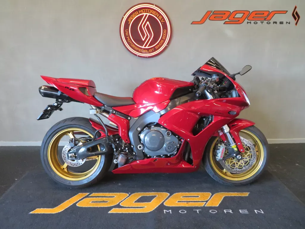 Honda CBR1000RR (2006) — foto 1