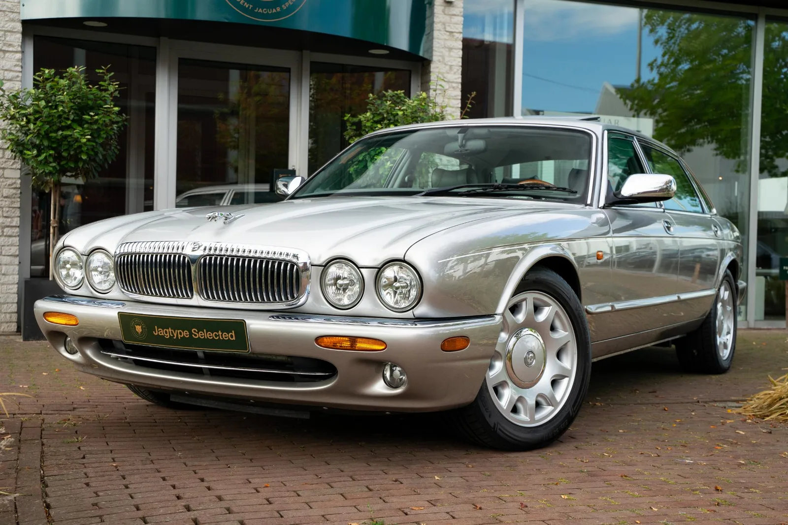 Daimler V8 (1998) — foto 1