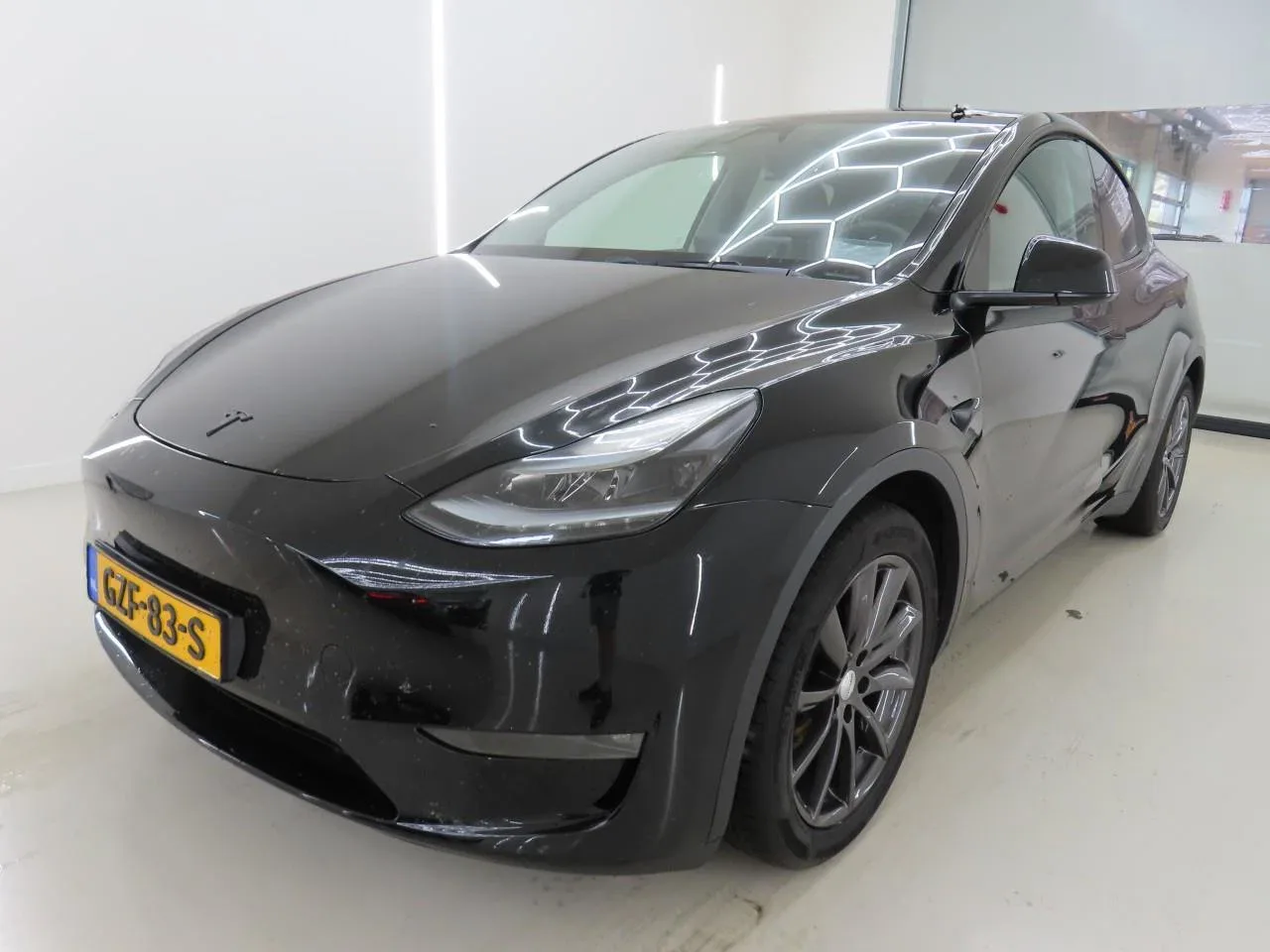 Tesla Model Y (2025) — foto 1