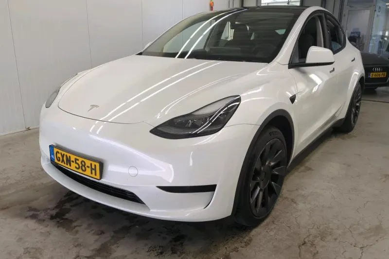 Tesla Model Y (2024)