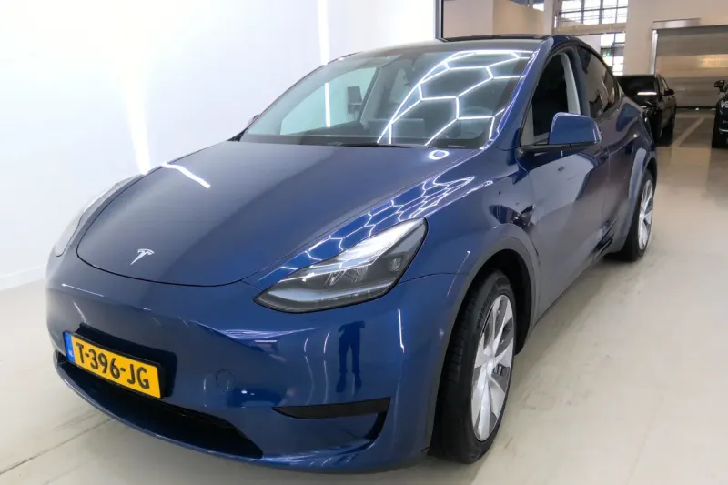 Tesla Model Y (2023)