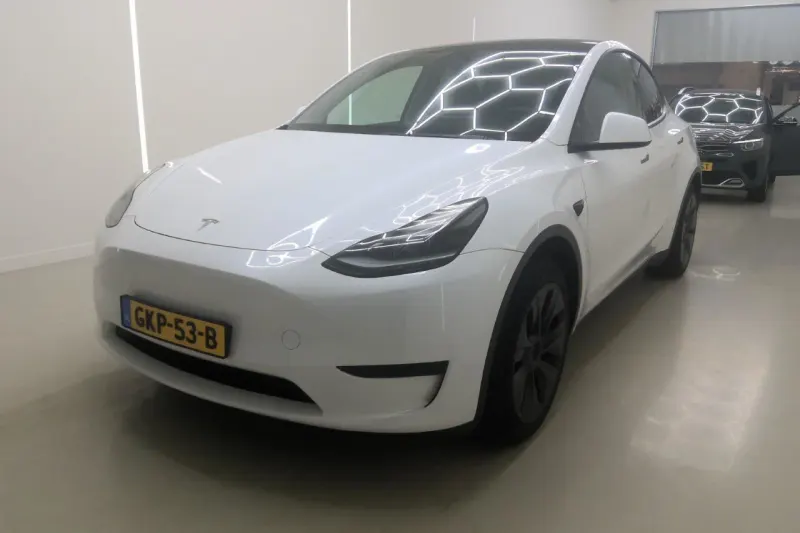 Tesla Model Y (2024)