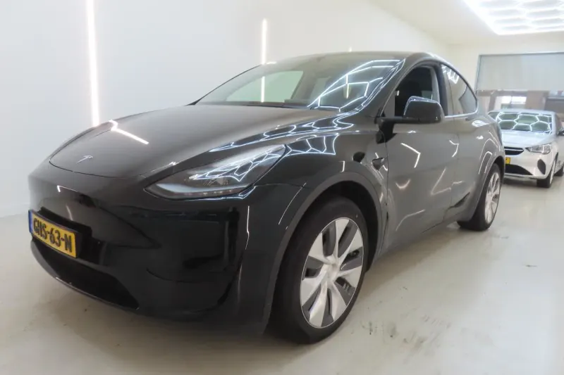 Tesla Model Y (2024)