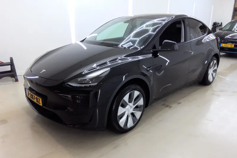 Tesla Model Y (2024)