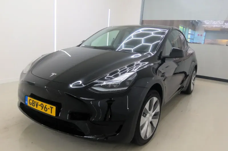 Tesla Model Y (2024)