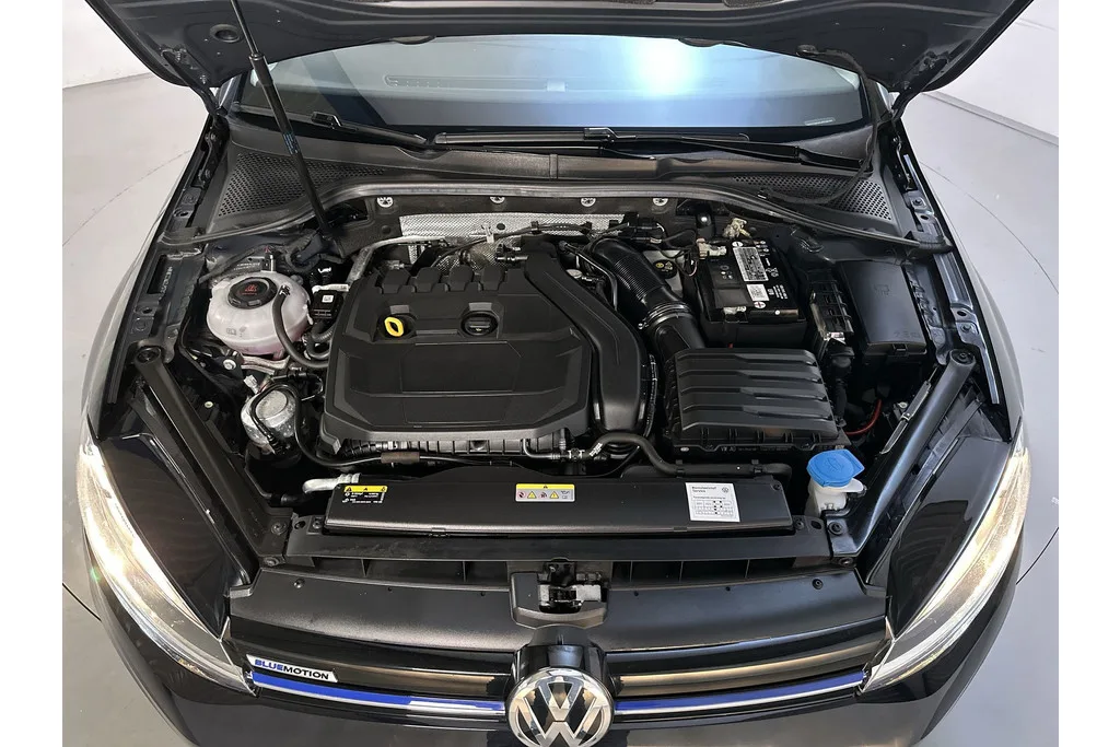 Volkswagen Golf (2020) — foto 1