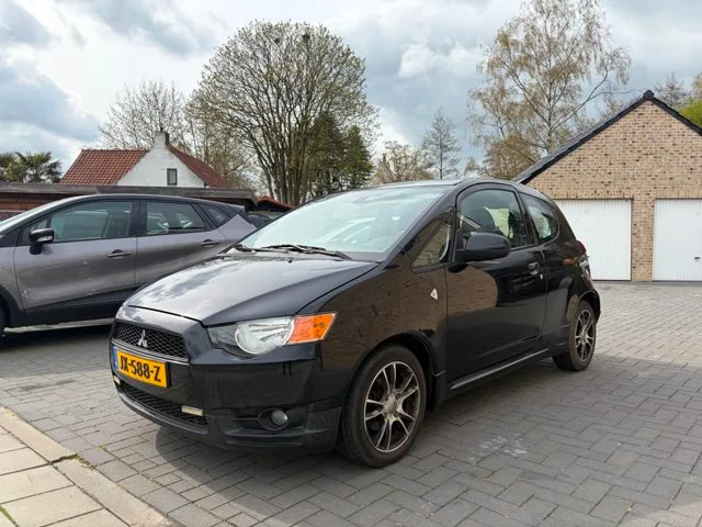 Mitsubishi Colt (2010) — foto 1