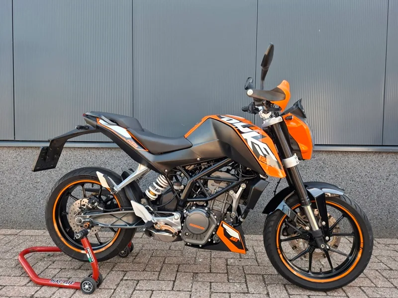 KTM Duke 125 (2015) — foto 1