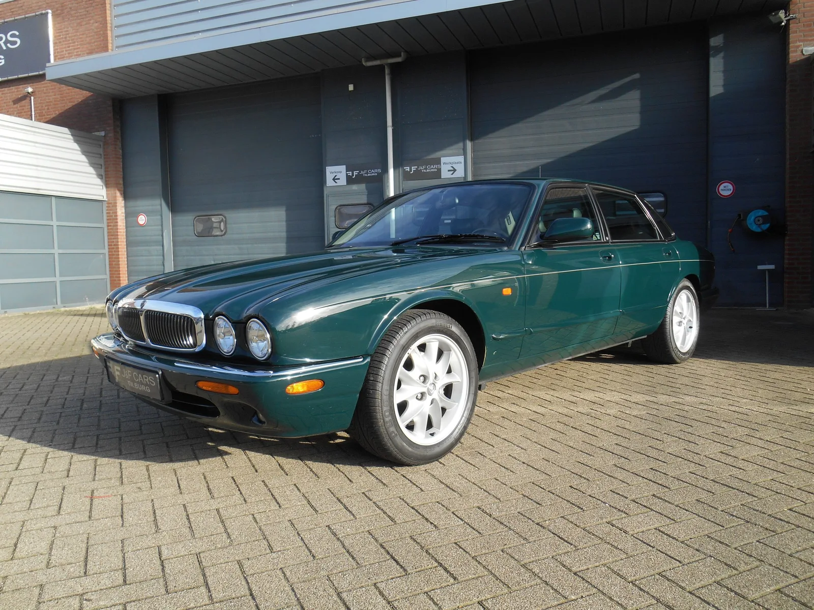 Jaguar XJ (1998) — foto 1