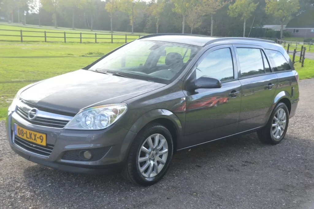 Opel Astra (2009) — foto 1