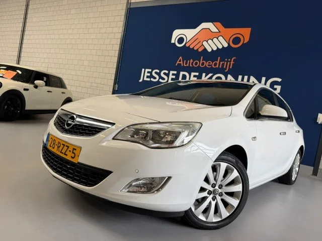 Opel Astra (2011) — foto 1