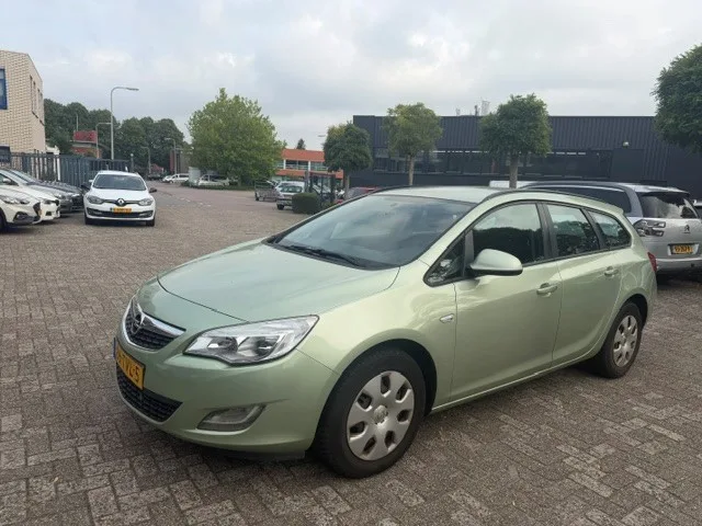 Opel Astra Sports Tourer (2012) — foto 1