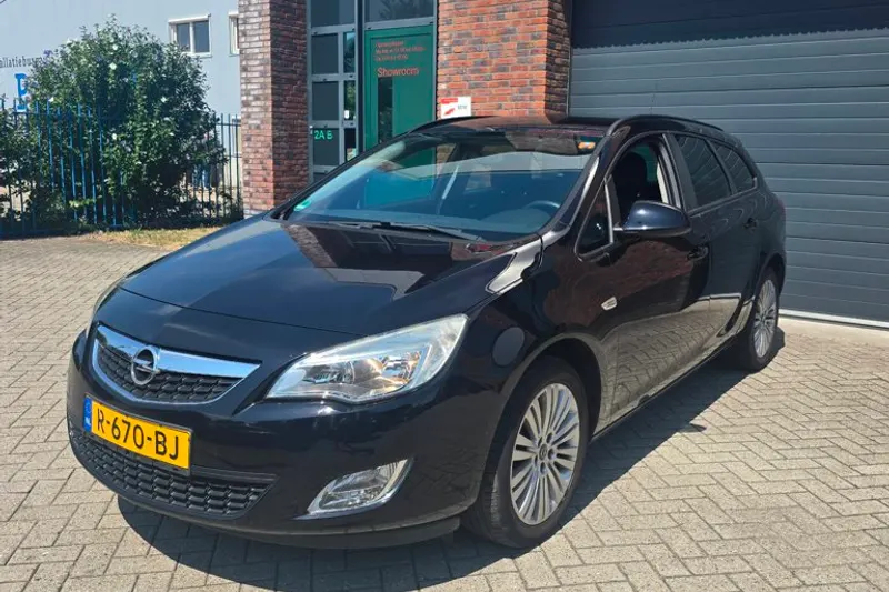 Opel Astra Sports Tourer (2011)
