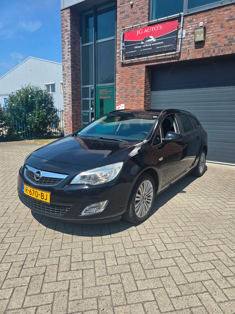 Opel Astra Sports Tourer (2011) — foto 1