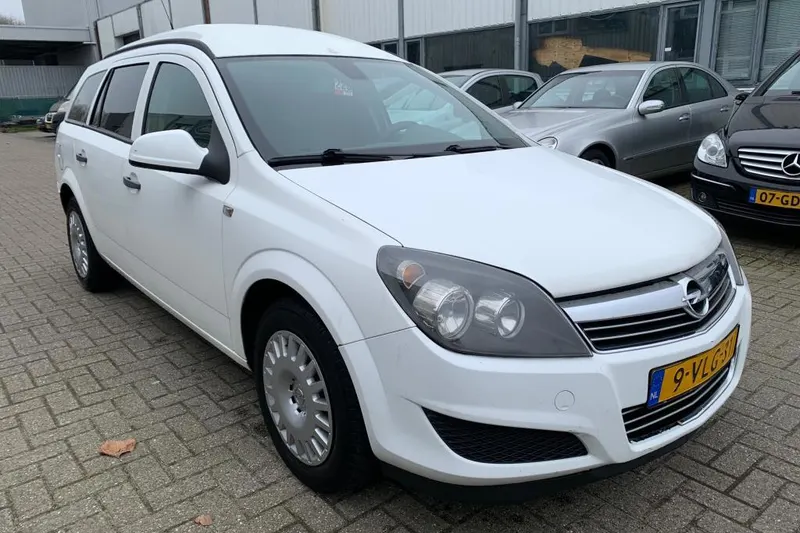 Opel Astra (2011)